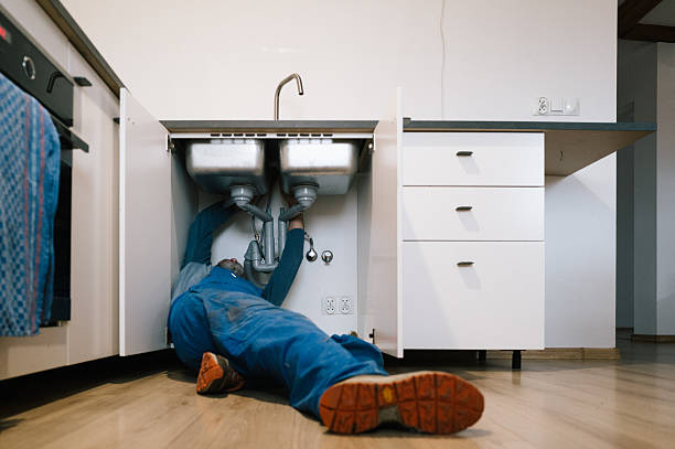 Professional Emergency Plumber technician working in Kansas City, MO